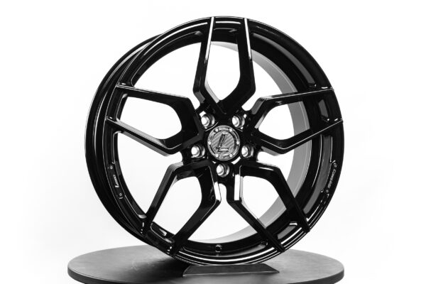 Lenso conquista-corsa (P) 8,0×18″ 5×108 ET42 Ø73,1 Glossy black